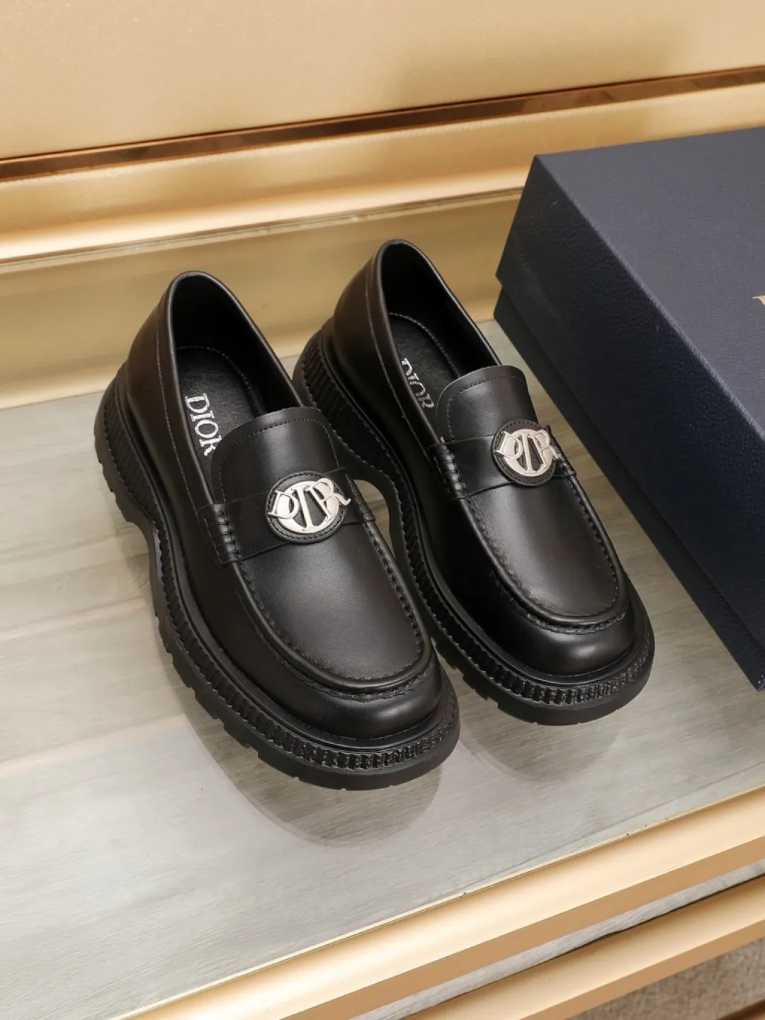 Factory P500💰dior 🆕Men's classic loafers, which combine classic shoe styles with retro California style. Slipper style design, easy to put on and take off. Crafted from top-grain cowhide leather, they feature a rubber lugged sole and the DIO* AND SHAWN signature in brass and enamel. Wear it with casual clothing or a suit. Size: 38-44 (45.46 customized)